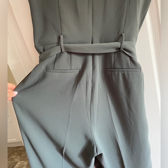 Cropped leg pleated romper with belt - Picture 8 of 13